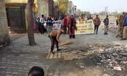 महाराजा हरिश्चंद्र पीजी कॉलेज की एनएसएस छात्र एवं छात्रा इकाइयों द्वारा मलिन बस्तियों में साफ सफाई कर दिया गया स्वच्छता का संदेश