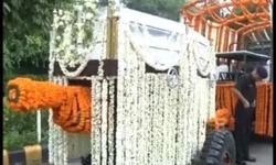 पूर्व प्रधानमंत्री अटल बिहारी वाजपेयी के पार्थिव शरीर को उनके घर से बीजेपी मुख्यालय ले जाने के लिए सेना ने गन कैरेज (विशेष लोगों के पार्थिव शरीर ले जाने वाला वाहन) तैयार किया है. पूर्व प्रधानमंत्री अटल बिहारी वाजपेयी के पार्थिव शरीर को उनके घर से बीजेपी मुख्यालय ले जाने के लिए सेना ने गन कैरेज (विशेष लोगों के पार्थिव शरीर ले जाने वाला वाहन) तैयार किया है.