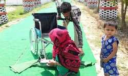 जूझते हुए दिव्यांग महिला ने अपने मताधिकार का प्रयोग किया