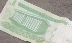 चन्दौली  : विदेशी करेंसी मिलने से ग्रामीणों में मचा हड़कंप , पुलिस के कहने पर लोगो ने नोट को जलाया, ग्रामीणों की माने तो कोरोना वायरस फैलाये के लिये फेका गया नोट मुगलसराय कोतवाली के चौरहट गाँव का माम�