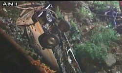 महाराष्ट्र के कोल्हापुर में एक मिनी बस नदी में गिरी, 12 लोगों की मौत, 3 घायल।