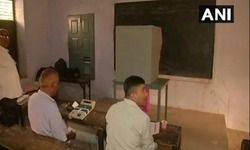 नकुड़ के पूर्व माध्यमिक विद्यालय नंबर 2 में बनाये गए बूथ नंबर 9 की मशीन खराब हो गई। इस वजह से वोटिंग बाधित रही। करीब एक घंटा इंतजार करने के बाद दर्जनों मतदाता वापस घर लौट गए।