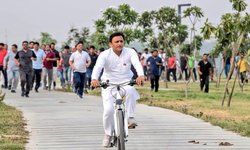 लखनऊ: ताज होटल से निकले अखिलेश यादव हुसैनाबाद घंटाघर पहुंचे, साइकिल चलाकर मॉर्निंग वॉक किया। लखनऊ: ताज होटल से निकले अखिलेश यादव हुसैनाबाद घंटाघर पहुंचे, साइकिल चलाकर मॉर्निंग वॉक किया।