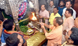 सीएम योगी ने काल भैरव मंदिर और बाबा काशी विश्वनाथ मंदिर में दर्शन-पूजन किया.