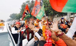 सपा के राष्ट्रीय अध्यक्ष अखिलेश यादव का बुधवार  को सीतापुर के रस्ते में  स्वागत के लिए कार्यकर्ताओं में होड़ मच गई।