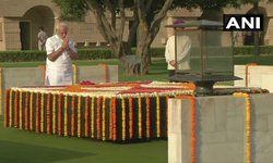 दिल्ली: प्रधानमंत्री नरेंद्र मोदी ने राजघाट पर महात्मा गांधी को श्रद्धांजलि अर्पित की