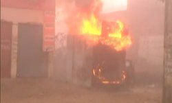 कासगंज में सुबह सुबह आगजनी की घटना, उपद्रवियों ने दुकान में आग लगाई. प्रशासन ने ऐतिहातन इटरनेट सेवाएं आज शाम तक बंद कर दी हैं.