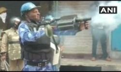 रामपुर: पुलिस ने आज नागरिकता संशोधन कानून के खिलाफ विरोध प्रदर्शन के दौरान पथराव के बाद प्रदर्शनकारियों पर आंसू गैस के गोले दागे।