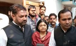 पीड़ित बहनों से मिलने पहुंचे सपा एमएलसी सुनील सिंह