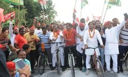 सपा कार्यकर्ताओं ने सरकार से पहले ही आज कर दिया पुल का उद्घाटन सपा कार्यकर्ताओं ने सरकार से पहले ही आज कर दिया पुल का उद्घाटन