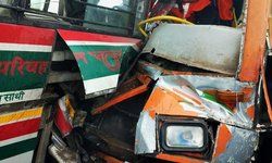 बहराइच-सुबह घने कोहरे में बहराइच रुपईडीहा हाईवे पर परिवहन निगम की दो बसों UP-40-T-9003 व UP- 40-T- 5185 में आमने सामने टक्कर। दोनों बसों के  08-10 लोग घायल, बस ड्राइवर की मौत