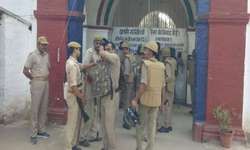 गोरखपुर जेल में बंदियों का बवाल ; पुलिस पर पथराव, डिप्टी जेलर समेत कई को पीटा गोरखपुर जेल में बंदियों का बवाल ; पुलिस पर पथराव, डिप्टी जेलर समेत कई को पीटा