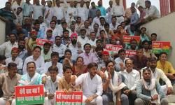 ध्वस्त कानून व्यवस्था को लेकर सपाइयों का हल्ला बोल