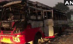 बिहारः औरंगाबाद में बीती रात नक्सलियों ने 4 बसों में आग लगाई और एक व्यक्ति की गोली मारकर हत्या की। CRPF और जिला पुलिस घटनास्थल पर मौजूद हैं।