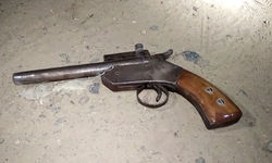 पुलिस और बदमाशों के बीच मुठभेड़, 25 हजार का इनामी गिरफ्तार पुलिस और बदमाशों के बीच मुठभेड़, 25 हजार का इनामी गिरफ्तार