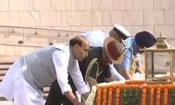 राजनाथ सिंह ने नेशनल वॉर मेमोरियल पर दी जवानों को श्रद्धांजलि