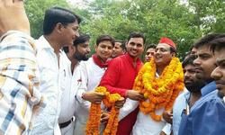 अखिलेश के निर्देश पर राहुल सिंह पहुँचे जिले में, अभिषेक,अमित ने फूलों से किया भव्य स्वागत अखिलेश के निर्देश पर राहुल सिंह पहुँचे जिले में, अभिषेक,अमित ने फूलों से किया भव्य स्वागत