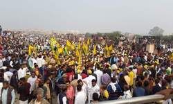 निर्दलीय राजनीति छोड़कर दलगत राजनीति की शुरुआत करने जा रहे बाहुबली विधायक रघुराज प्रताप सिंह उर्फ़ राजा भैया ने लखनऊ के रमाबाई मैदान में जुटाई लाखों की भीड़ निर्दलीय राजनीति छोड़कर दलगत राजनीति की शुरुआत करने जा रहे बाहुबली विधायक रघुराज प्रताप सिंह उर्फ़ राजा भैया ने लखनऊ के रमाबाई मैदान में जुटाई लाखों की भीड़