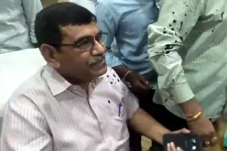 PWD इंजीनियर पर सपाईयों ने फेंकी स्याही, जमकर हुई मारपीट