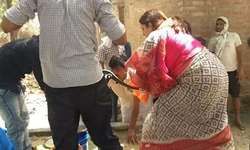 अमेठी में आग लगने की सूचना पर बाल्टी में पानी लेकर बुझाने में जुटीं भाजपा प्रत्याशी स्मृति ईरानी अमेठी में आग लगने की सूचना पर बाल्टी में पानी लेकर बुझाने में जुटीं भाजपा प्रत्याशी स्मृति ईरानी