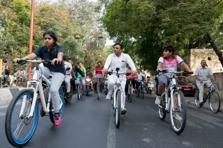 पर्यावरण दिवस पर बेटी और बेटे संग अखिलेश यादव ने चलाई साइकिल