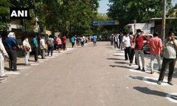 दिल्ली: मयूर विहार फेज -1 इलाके में एक शराब की दुकान के बाहर लोगों की लंबी कतार। दिल्ली सरकार ने शराब के अधिकतम खुदरा मूल्य (MRP) पर 70%  कोरोना शुल्क लगाया फिर भी भीड़ पर असर नहीं है।