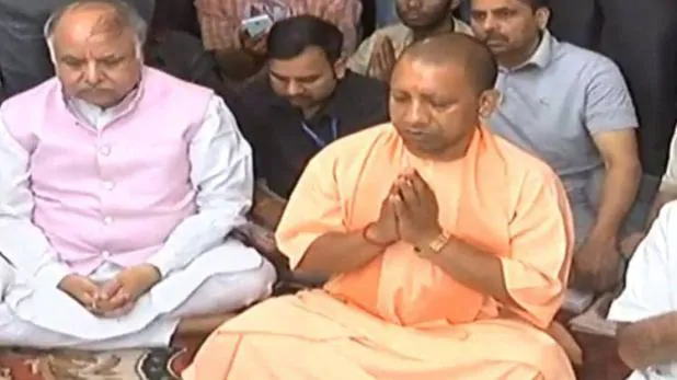 योगी ने ढूंढ़ी EC के बैन की काट, अब पढ़ेंगे हनुमान चालीसा