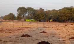 लोहे के खम्भों व तार की जाली से गोशाला की बाउंड्री बनायी गयी लोहे के खम्भों व तार की जाली से गोशाला की बाउंड्री बनायी गयी