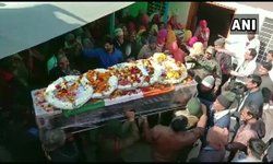 राजस्थान: नायक राजीव सिंह शेखावत का अंतिम संस्कार आज कोटपूतली में उनके पैतृक निवास पर किया गया। 8 फरवरी को जम्मू-कश्मीर में पाकिस्तान द्वारा संघर्ष विराम उल्लंघन में शहीद हुए