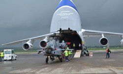 गाजियाबाद : भारतीय वायु सेना के हिंडन एयरबेस में एंटोनोव एएन 224 परिवहन विमान से एक अपाचे हेलीकाप्टर उतारा गया । बोइंग एएच -64 ई अपाचे गार्डियन अटैक हेलिकॉप्टर्स का पहला बैच आज एयरबेस पहुंचा।