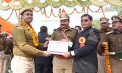 सोशल मीडिया मे तैनात आरक्षी को किया गया सम्मानित