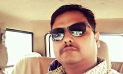 पान की दुकान पर खड़े खड़े