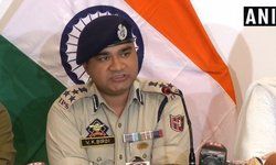 सेंट्रल कश्मीर के डीआईजी ने बताया कि कुछ जगहों पर पत्थरबाजी की छोटी-मोटी घटनाएं सामने आईं और कानूनी तरह से उनका निपटारा किया गया।