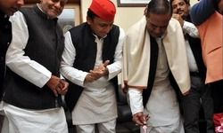 मुलायम के पुराने साथी का जन्मदिन मनाने केक लेकर घर पहुंचे पूर्व सीएम अखिलेश