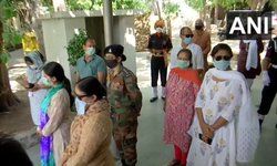 हरियाणा: भारतीय सेना के मेजर अनुज सूद का आज पंचकुला में अंतिम संस्कार किया गया। 2 मई को हंदवाड़ा (J & K) मुठभेड़ के दौरान कार्रवाई में शहीद हुए थे ।