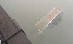 उन्नाव में भिड़ंत के बाद एक ट्रक पुल की रेलिंग तोड़ गंगा में गिरा, चालक की मौत