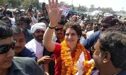 प्रियंका के रोडशो के दौरान लगे मोदी-मोदी के नारे, पुलिस ने युवकों को पीटा