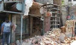 लखनऊ : नाका बाजार में जबरन मंदिर के नाम पर लोगो की दूकान पर बुलडोज़र चलाया जा रहा लखनऊ : नाका बाजार में जबरन मंदिर के नाम पर लोगो की दूकान पर बुलडोज़र चलाया जा रहा