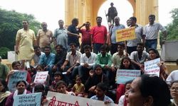 लखनऊ : BHU छात्राओं पर बर्बर लाठीचार्ज के खिलाफ लखनऊ में जी पी ओ पर छात्रों का धरना। लखनऊ : BHU छात्राओं पर बर्बर लाठीचार्ज के खिलाफ लखनऊ में जी पी ओ पर छात्रों का धरना।