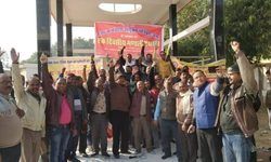 राज्य कर्मचारी संयुक्त परिषद के तत्वावधान में 17 सूत्रीय मांगों को लेकर कर्मचारियों ने धरना-प्रदर्शन किया