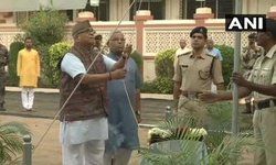 महाराष्ट्र: आरएसएस के महासचिव, भैयाजी जोशी ने गणतंत्र दिवस पर नागपुर में आरएसएस मुख्यालय में तिरंगा फहराया