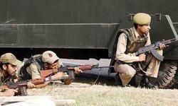 श्रीनगर में पुलिस की बस पर आतंकी हमला, 1 पुलिसकर्मी शहीद, 7 अन्य घायल श्रीनगर में पुलिस की बस पर आतंकी हमला, 1 पुलिसकर्मी शहीद, 7 अन्य घायल