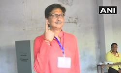 उत्तर प्रदेश: झांसी के भाजपा प्रत्याशी अनुराग शर्मा ने झांसी के एक मतदान केंद्र पर अपना वोट डाला