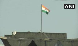 जम्मू कश्मीर : श्रीनगर में सिविल सचिवालय भवन से राज्य ध्वज हटा दिया गया, केवल तिरंगा इमारत के ऊपर लहरा रहा ।