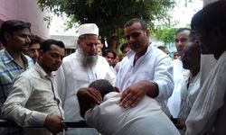 दो बाइकों की भिड़ंत में बाइक सवार ग्रामीण की मौत, विधायक फहीम ने दी परिजनों को सांत्वना दो बाइकों की भिड़ंत में बाइक सवार ग्रामीण की मौत, विधायक फहीम ने दी परिजनों को सांत्वना