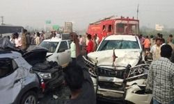 वेल्लोर में बड़ा सड़क हादसा, 10 गाड़ियां आपस में टकराईं, कई लोग घायल वेल्लोर में बड़ा सड़क हादसा, 10 गाड़ियां आपस में टकराईं, कई लोग घायल