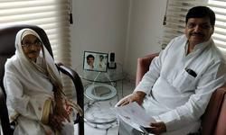 भारत-पाक युद्ध में अपने अद्भुत साहस का परिचय देने वाले परमवीर चक्र से सम्मानित वीर अब्दुल हमीद के शहीदी दिवस पर होने वाले कार्यक्रम में श्रीमती रसूलन बीवी ने शिवपाल यादव से मिल कर निमंत्रण दिया। भारत-पाक युद्ध में अपने अद्भुत साहस का परिचय देने वाले परमवीर चक्र से सम्मानित वीर अब्दुल हमीद के शहीदी दिवस पर होने वाले कार्यक्रम में श्रीमती रसूलन बीवी ने शिवपाल यादव से मिल कर निमंत्रण दिया।