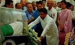 यूपी पूर्व CM सपा सुप्रीमो @yadavakhilesh ने पूर्व प्रधानमंत्री अटल बिहारी वाजपेयी को श्रद्धांजलि दी. यूपी पूर्व CM सपा सुप्रीमो @yadavakhilesh ने पूर्व प्रधानमंत्री अटल बिहारी वाजपेयी को श्रद्धांजलि दी.