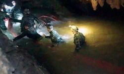 थाईलैंड: गुफा में फंसे 11वें बच्चे को बचाया गया थाईलैंड: गुफा में फंसे 11वें बच्चे को बचाया गया