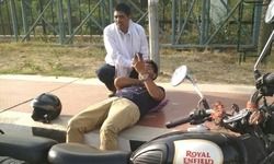 लखनऊ: गोमतीनगर के फन मॉल के सामने चायनीज मांझे की चपेट में आने से मोटरसाइकिल सवार युवक गर्दन कटने से हुआ घायल.